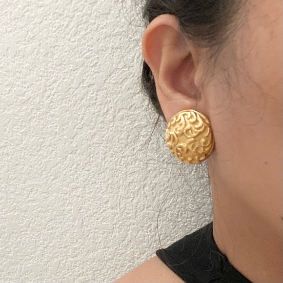 Vintage MONET Signed Gold-tone Ornate Concave Button Earrings - Picture 3 of 15